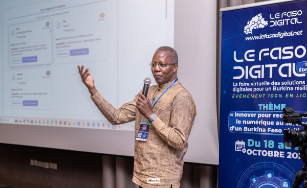 2 le promoteur dr cyriaque pare lors de la presentation de la plateforme aux invites 26836
