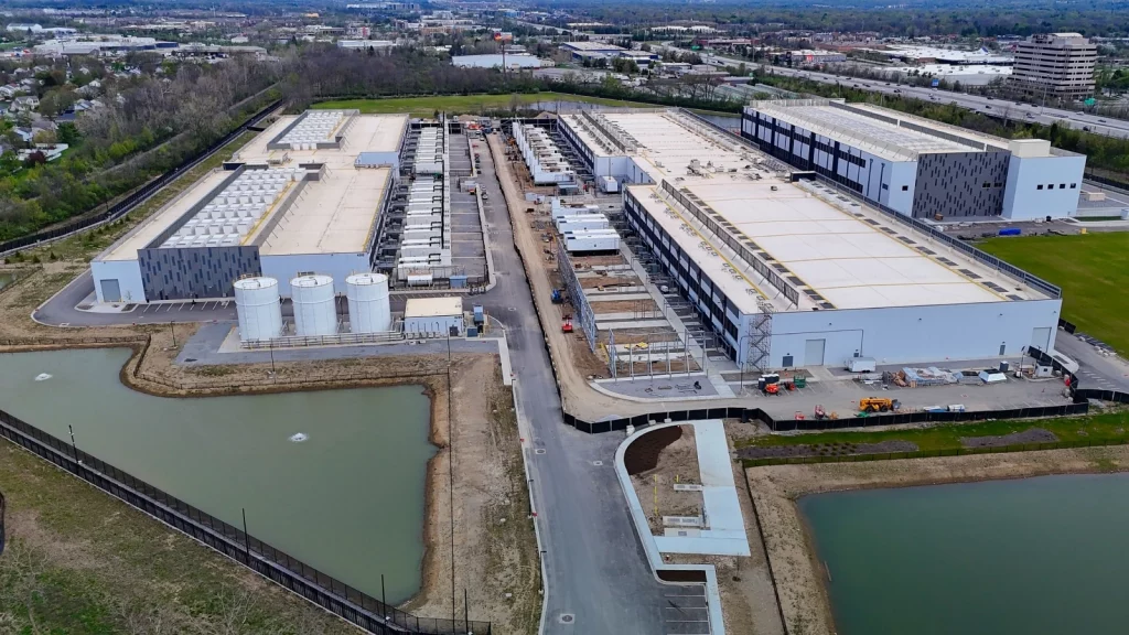 Des employés d’Amazon témoignent contre les data centers, l’entreprise ouvre une enquête interne Construction datacenter amazon